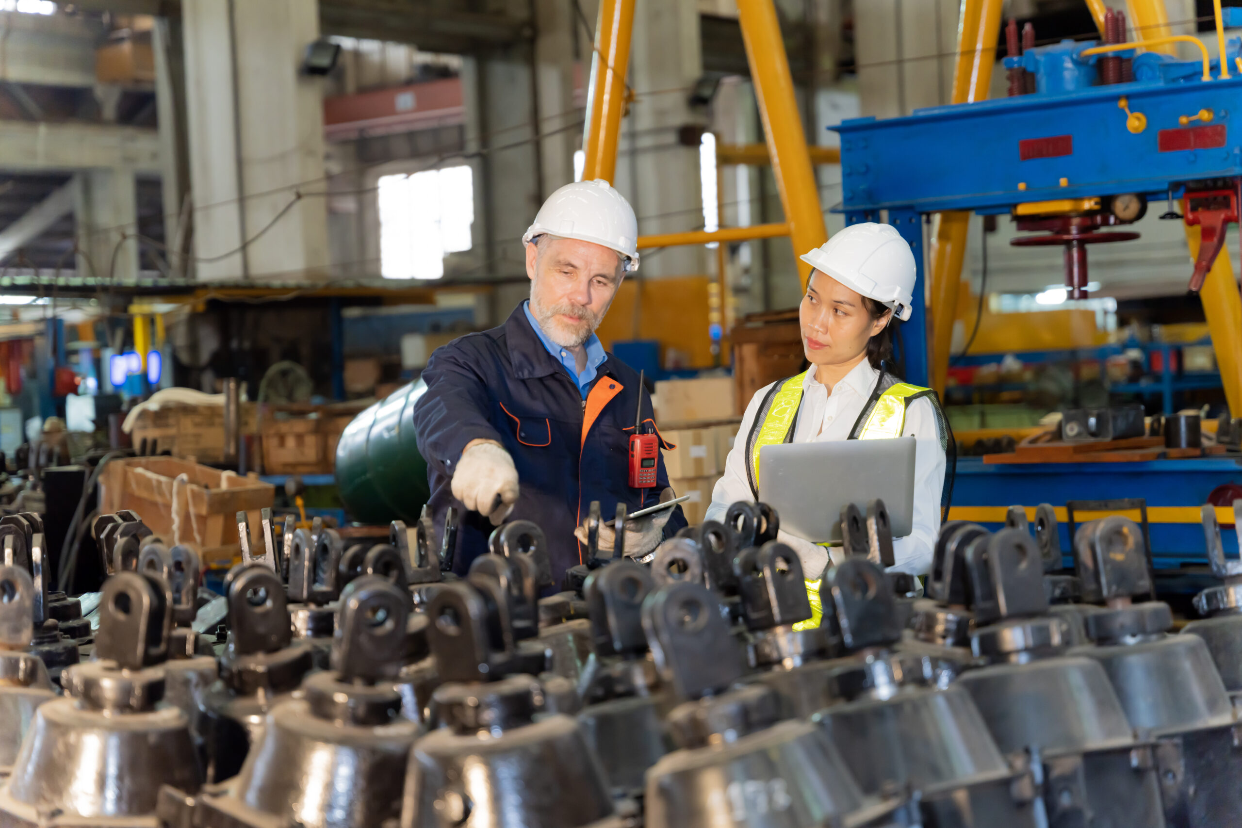 chief engineer Check the work of the workers in the old factory to rehearse the engine.